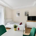 Aparthouse Deluxe Apartment
